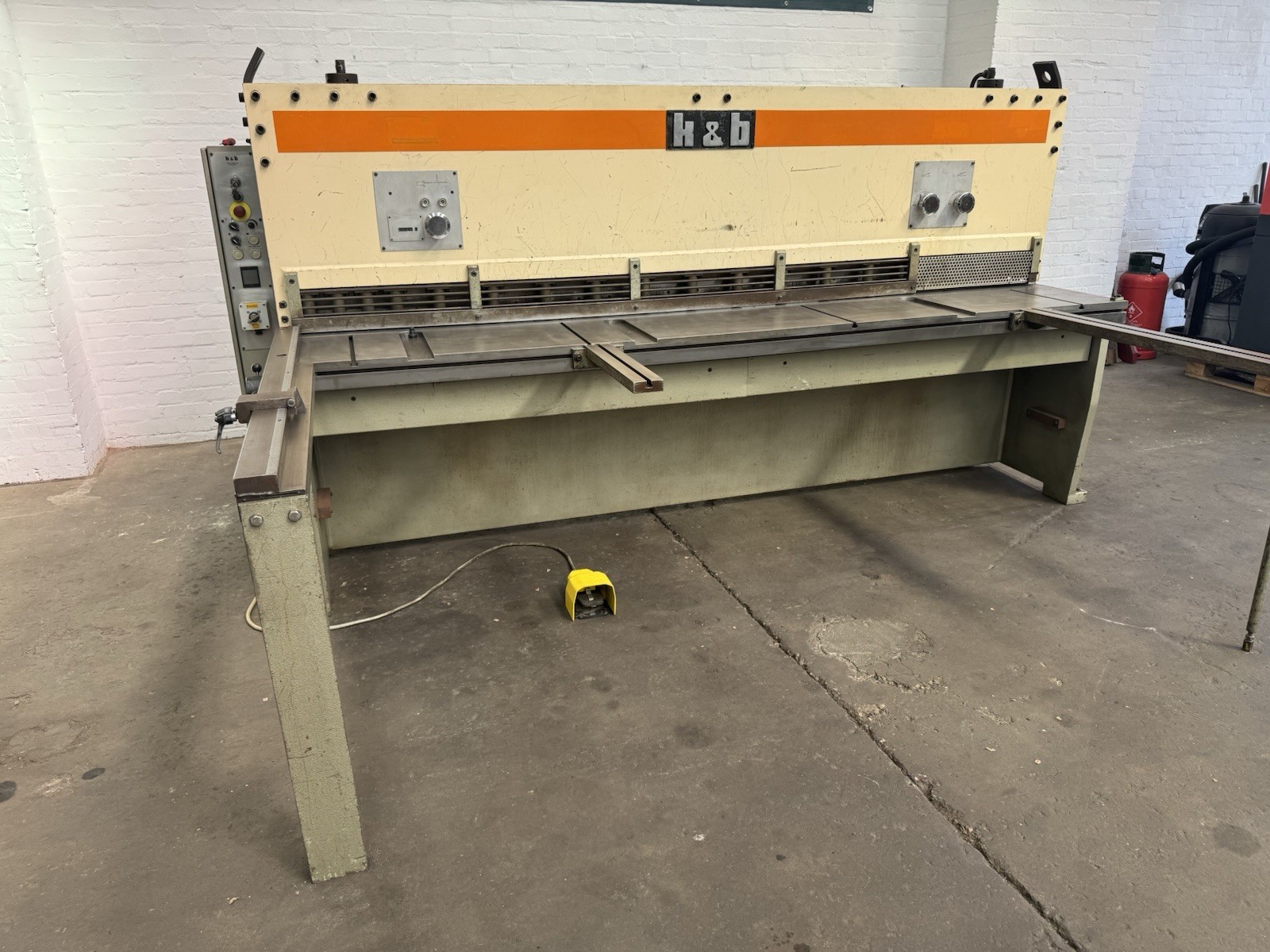 K & B 6mm Hydraulic Sheet Metal Guillotine YOM 1988, photo 2