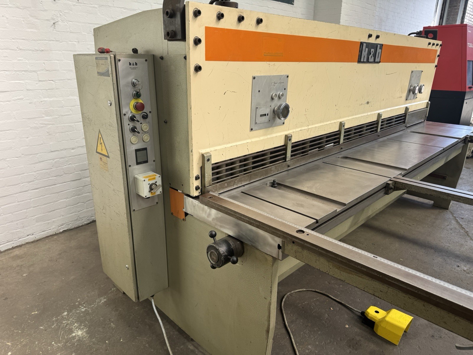 K & B 6mm Hydraulic Sheet Metal Guillotine YOM 1988, photo 4