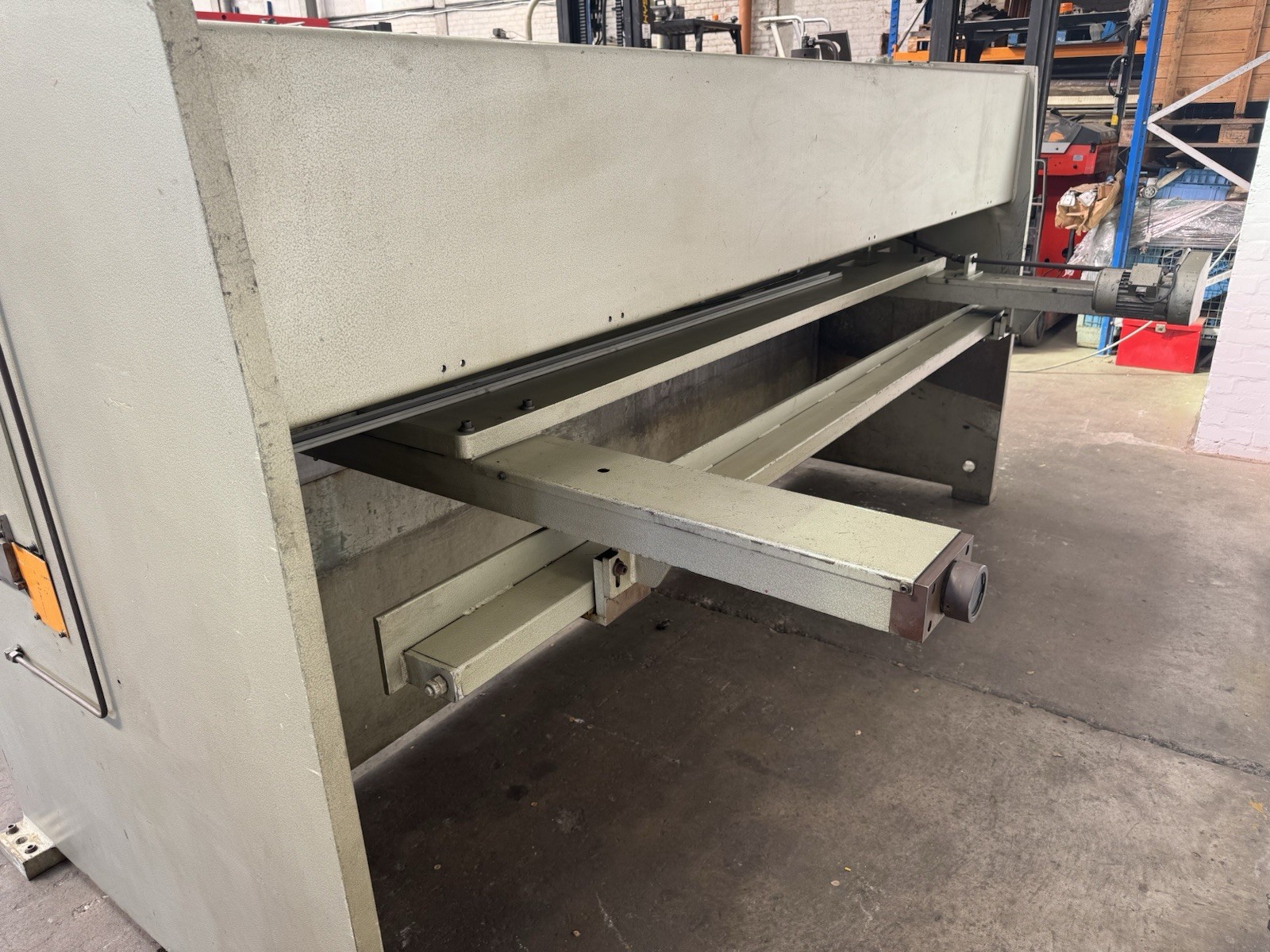 K & B 6mm Hydraulic Sheet Metal Guillotine YOM 1988, photo 5