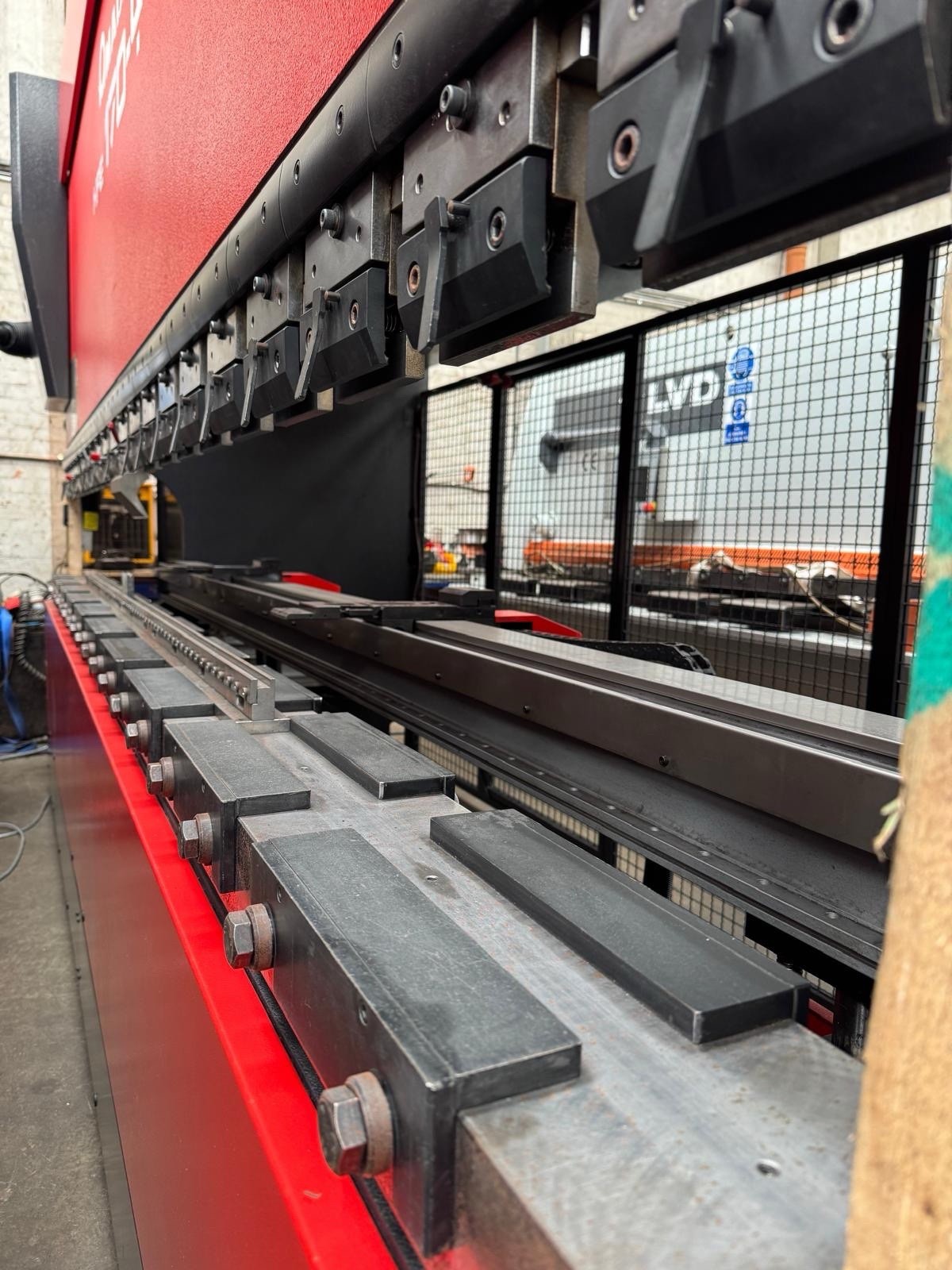 Amada HFE 170-4 8 Axis CNC Press Brake, photo 4