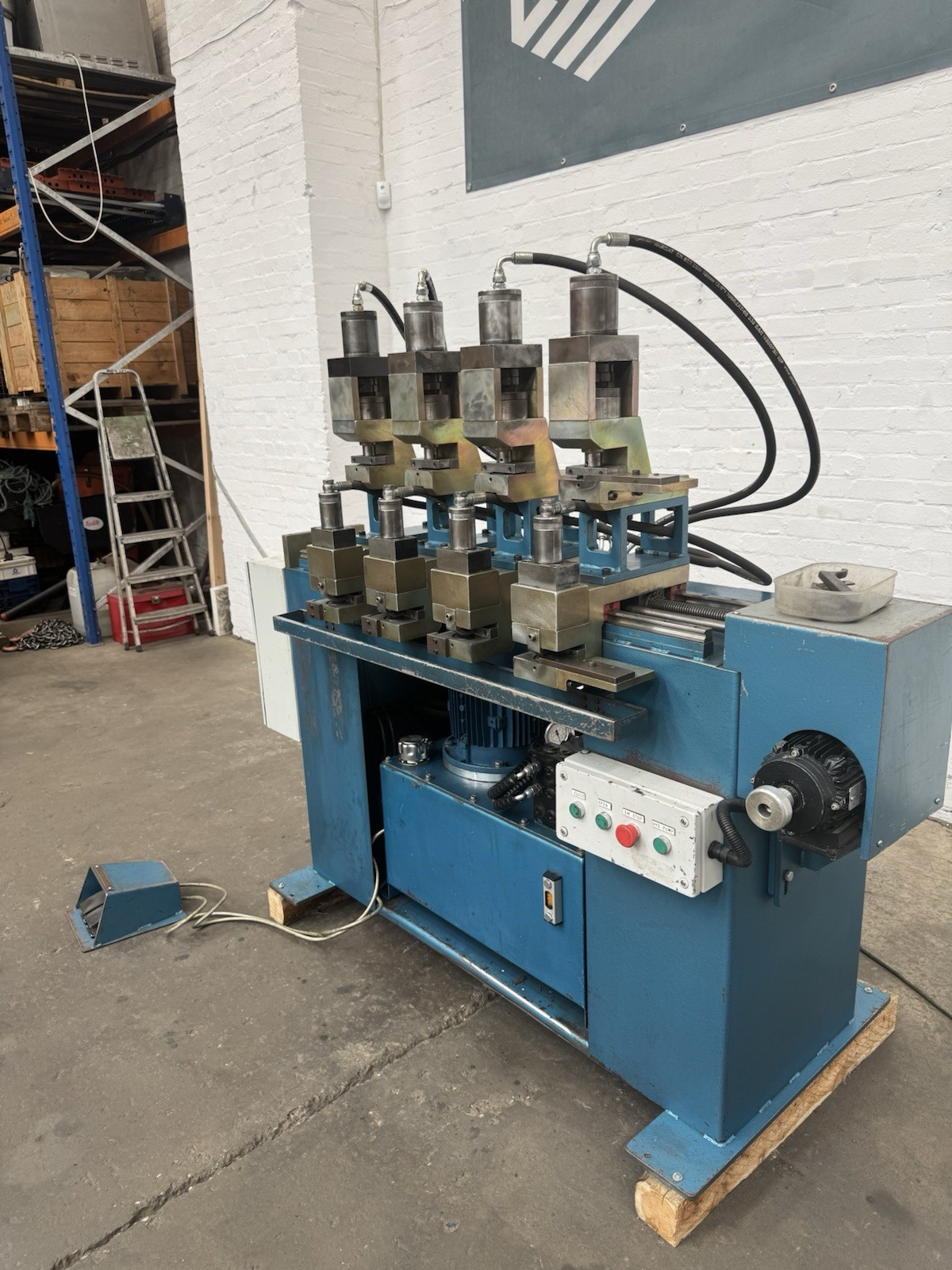 4 Head 8 Station Hydraulic Punch and Countersink Machine, photo 2