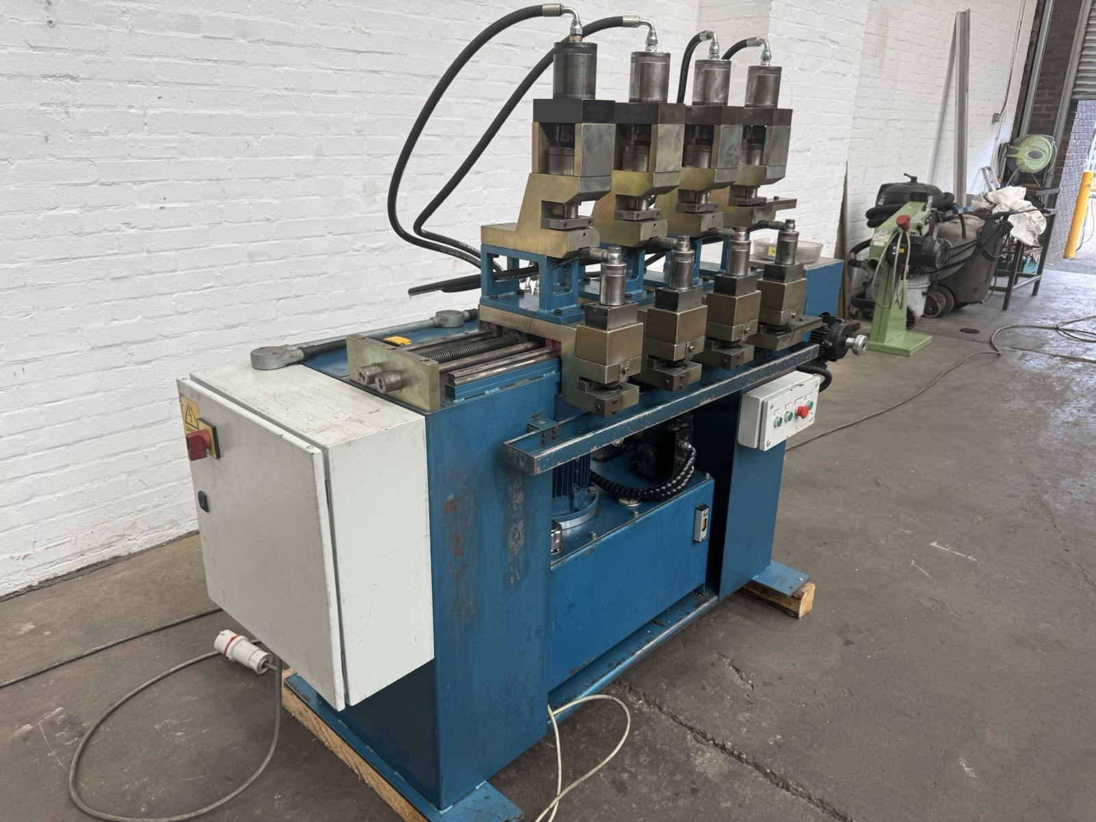 4 Head 8 Station Hydraulic Punch and Countersink Machine, photo 9