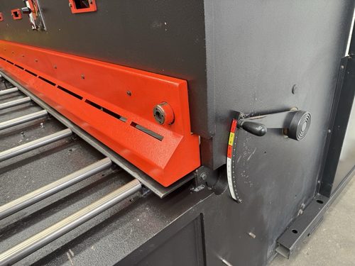 Amada Promecam GPN 840 Hydraulic Guillotine Shear, photo 3