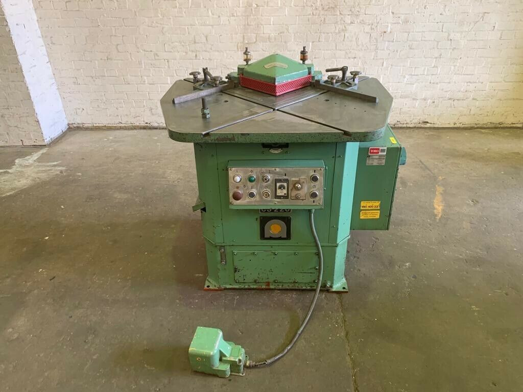 Amada 3mm Hydraulic Corner Notcher Model: CS220