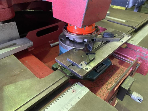 Amada CSW320 Double Sided Hydraulic Corner Notcher, photo 2