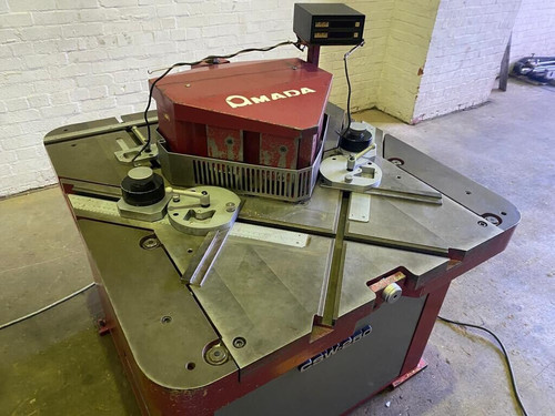 Amada CSW320 Double Sided Hydraulic Corner Notcher, photo 3