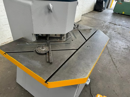 Comaca (Italy) CH300 10mm Hydraulic Corner Notcher, photo 5