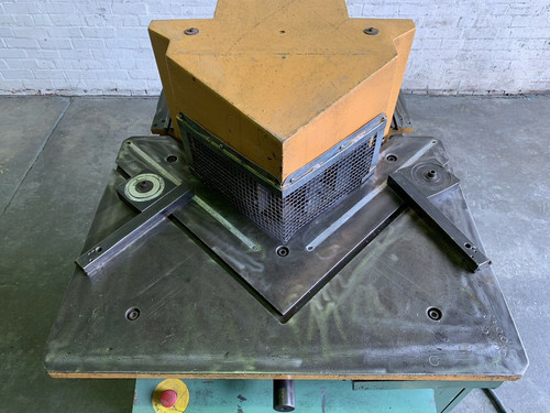 Comaca (Italy) Double Sided Hydraulic Variable Angle Corner Notcher, photo 6