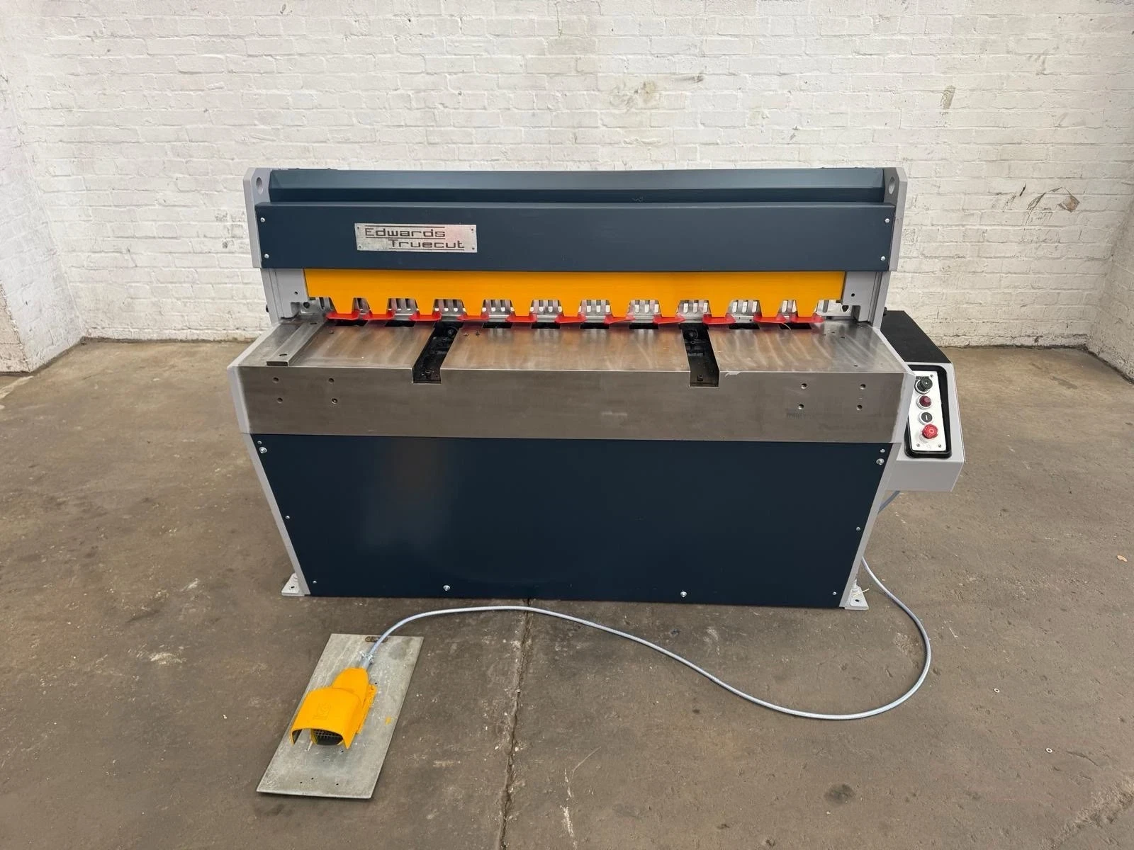 Edwards Truecut DD 1250 Mechanical Guillotine