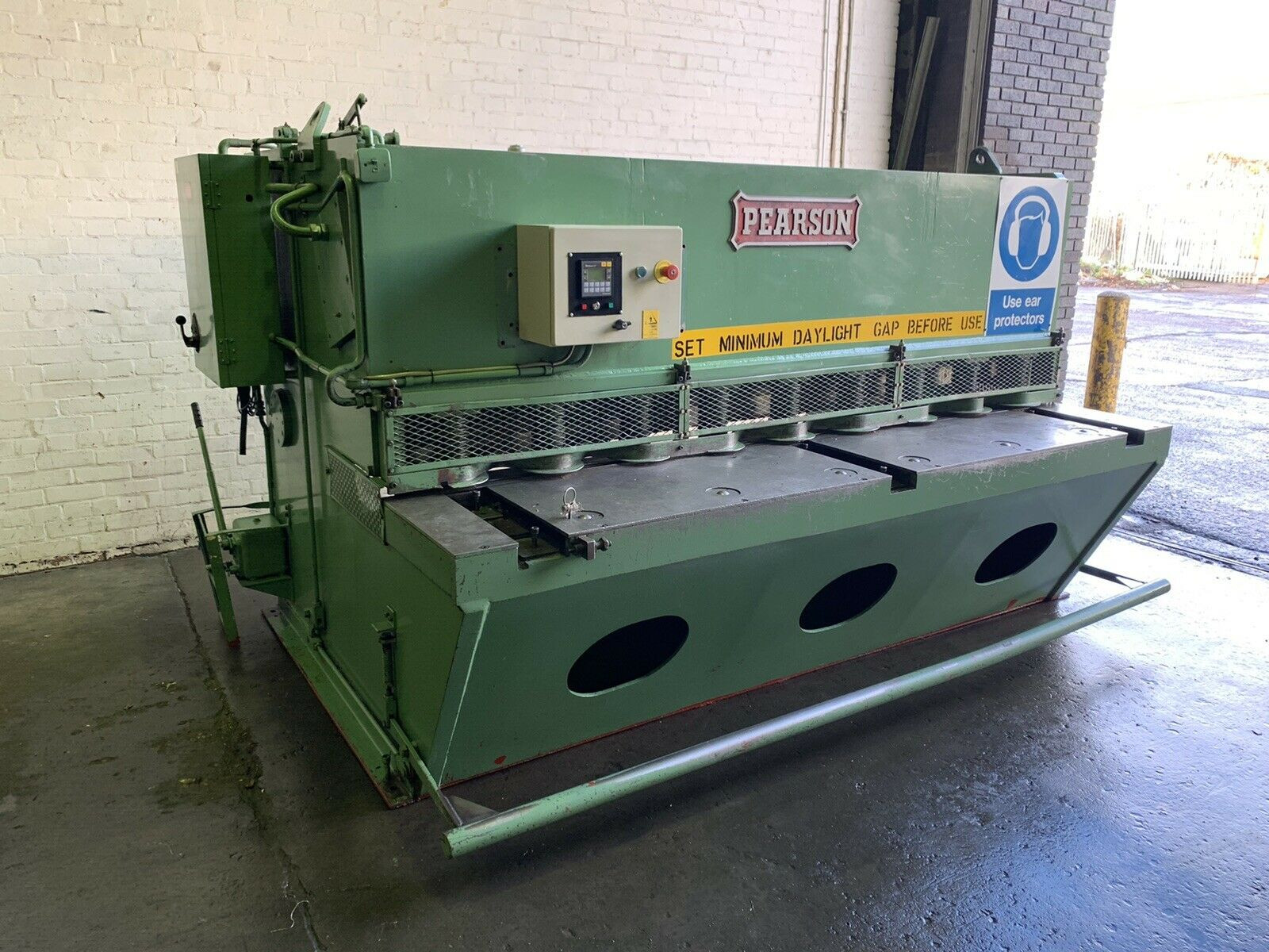 Pearson 10mm Hydraulic Shear Capacity: 2.5m x 10mm With: Programmable Backgau