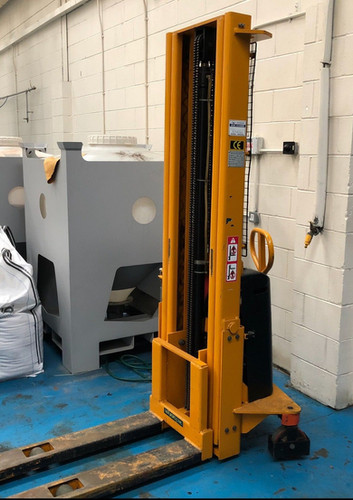 Warrior Semi Electric Stacker With Wrapover Forks, photo 2